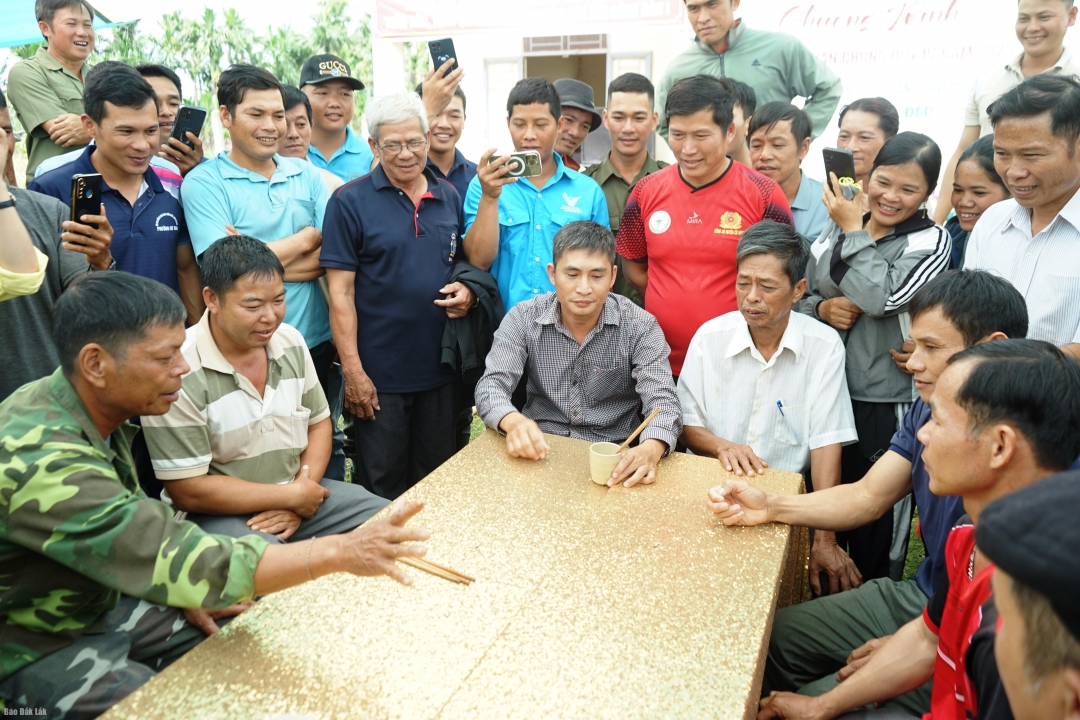 Người dân các buôn giao lưu trò chơi lảy cỏ