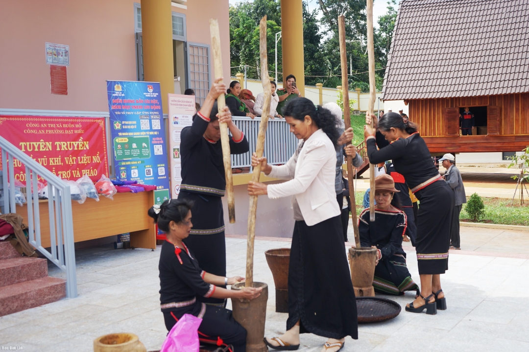 Đồng bào dân tộc thiểu số Êđê ở buôn Klia, phường Buôn Hồ bảo tồn các văn hóa truyền thống. (Ảnh minh họa)