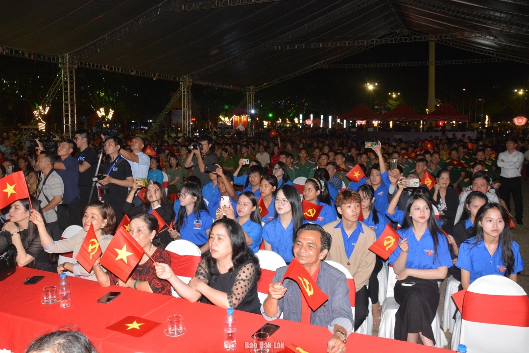 Đông đảo đoàn viên thanh niên, khán giả đến theo dõi chương trình.