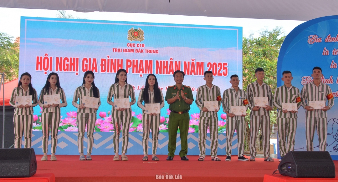 Các phạm nhân nhận
