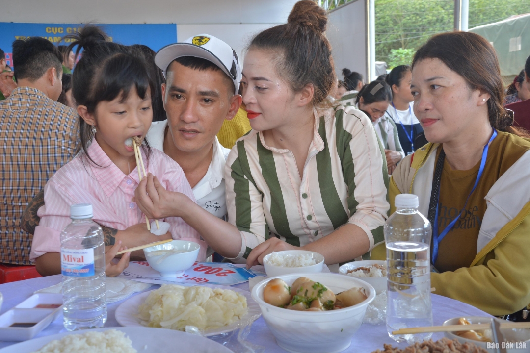 Gia đình phạm nhân dùng bữa cơm gia đình đầm ấm.