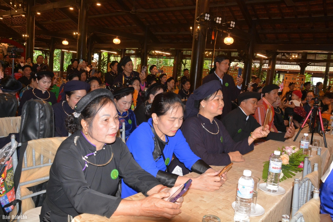 Đông đảo nghệ nhân tham dự chương trình.