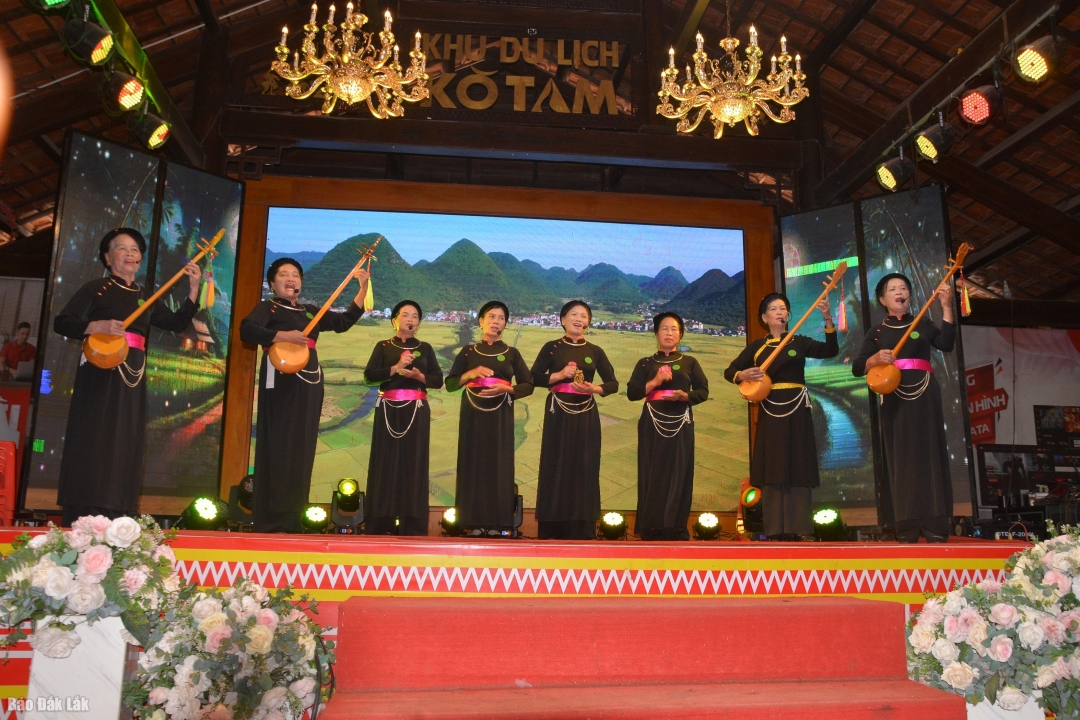Các nghệ nhân giao lưu, trình diễn hát then, đàn tính.