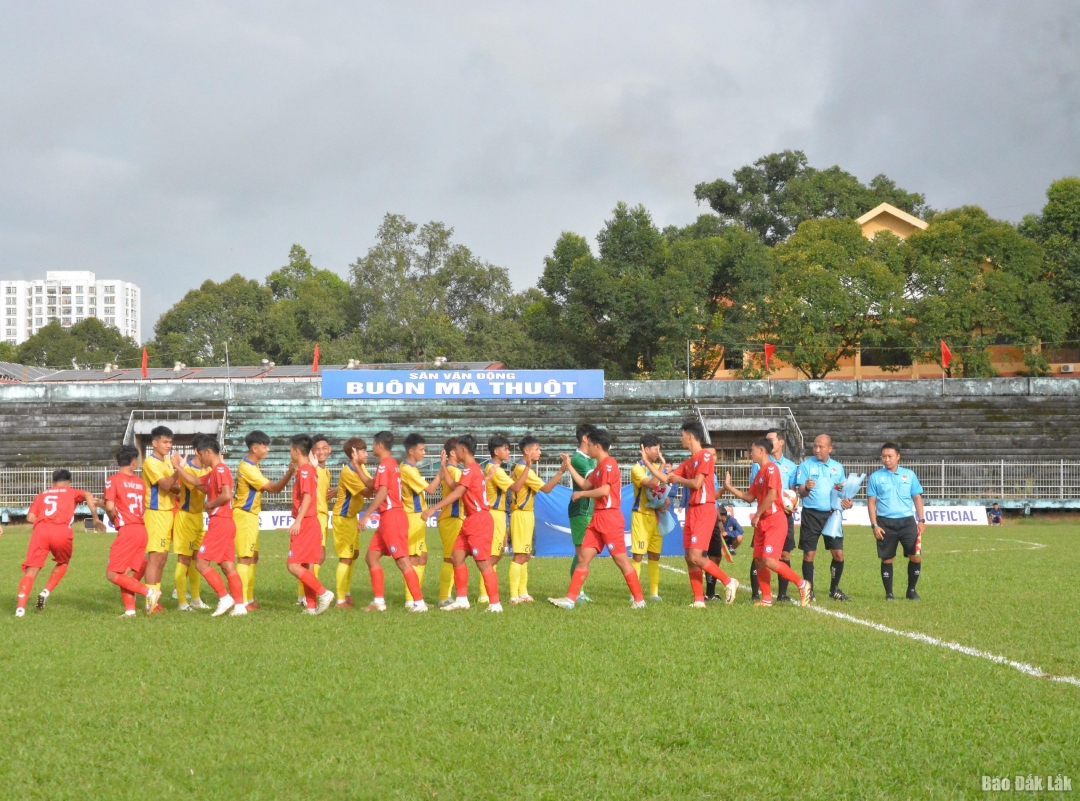 Hai đội bắt tay chào nhau trước lúc thi đấu.