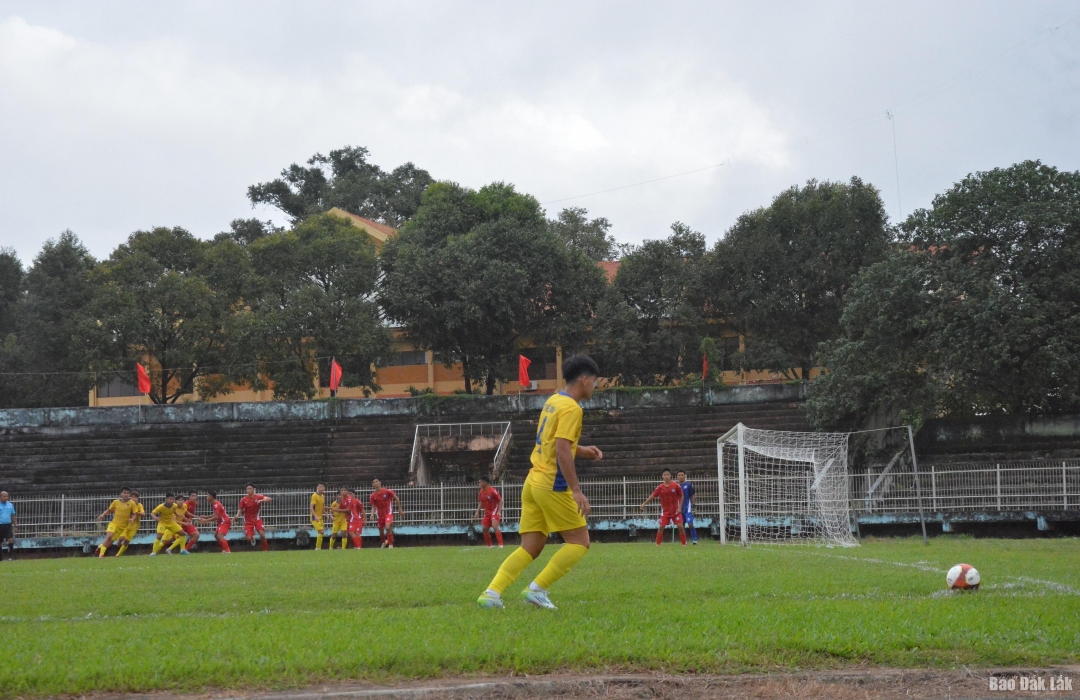 Một pha bóng đá phạt của các cầu thủ chủ nhà Đắk Lắk trong trận cầu gặp