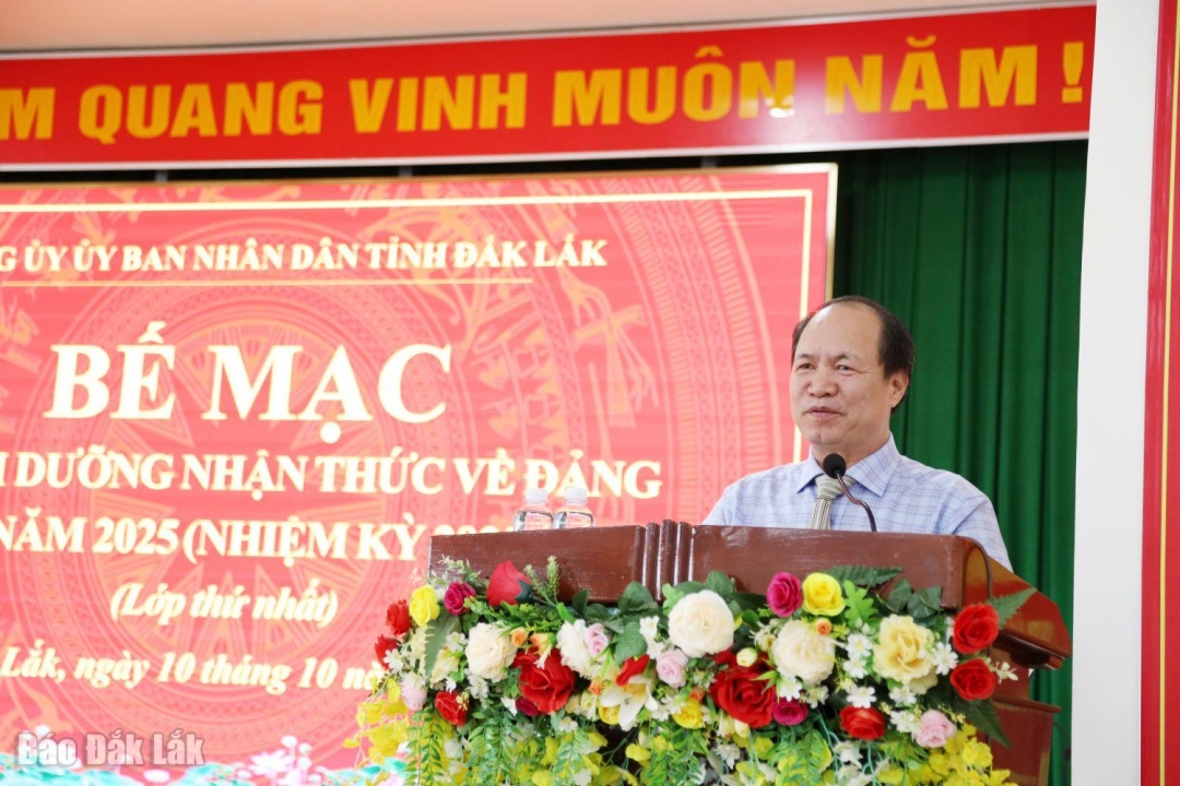 Nguyễn Hữu Việt, Phó Bí thư Đảng ủy, Trưởng Ban Tuyên giáo và Dân vận Đảng ủy UBND tỉnh phát biểu tại buổi bế mạc.