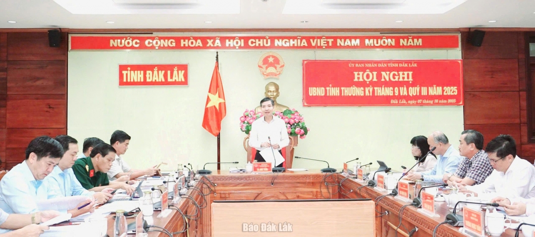 Phó Bí thư Tỉnh ủy, Chủ tịch UBND tỉnh Tạ Anh Tuấn chủ trì hội nghị.