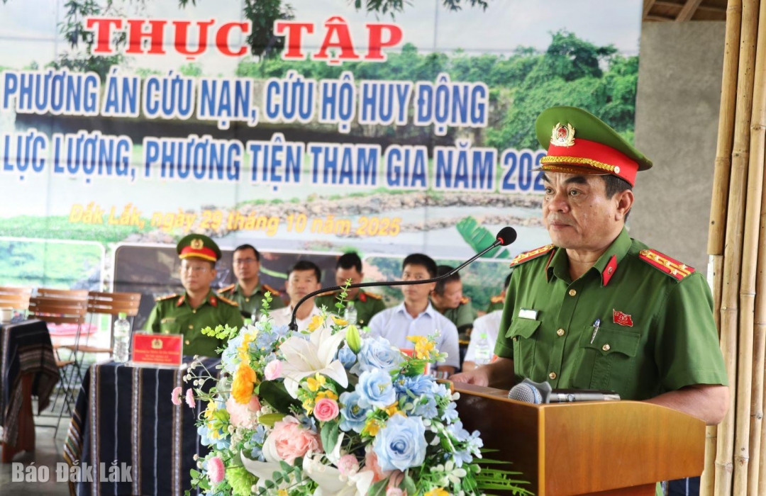 Đại tá Y San Adrơng, Phó Giám đốc Công an tỉnh phát biểu chỉ đạo thực tập.