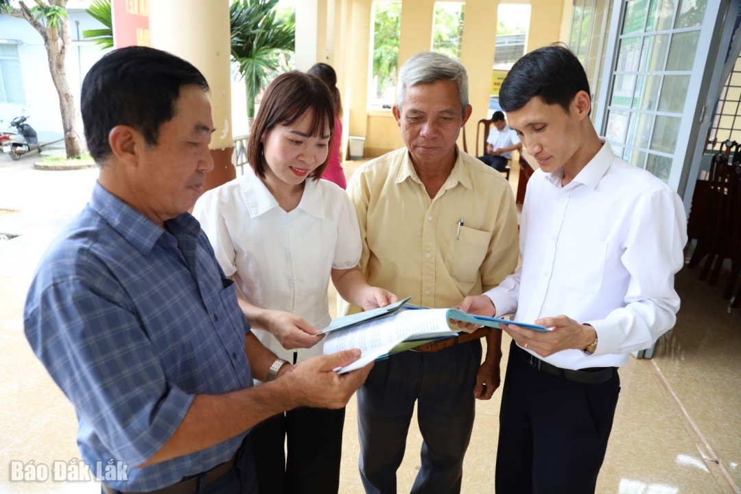 Cán bộ Trung tâm Trợ giúp pháp lý Nhà nước số 1 tuyên truyền kiến thức pháp luật cho cán bộ thôn, buôn bên lệ hội nghị.