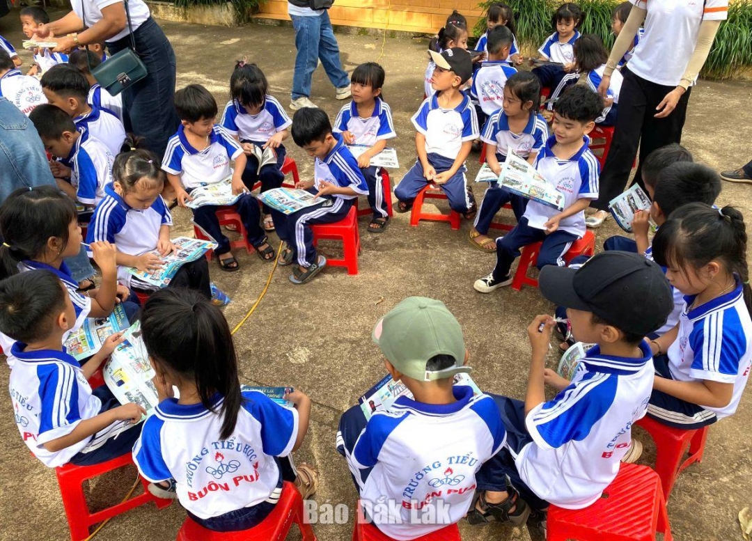“Xe thư viện lưu động” của Thư viện tỉnh Đắk Lắk