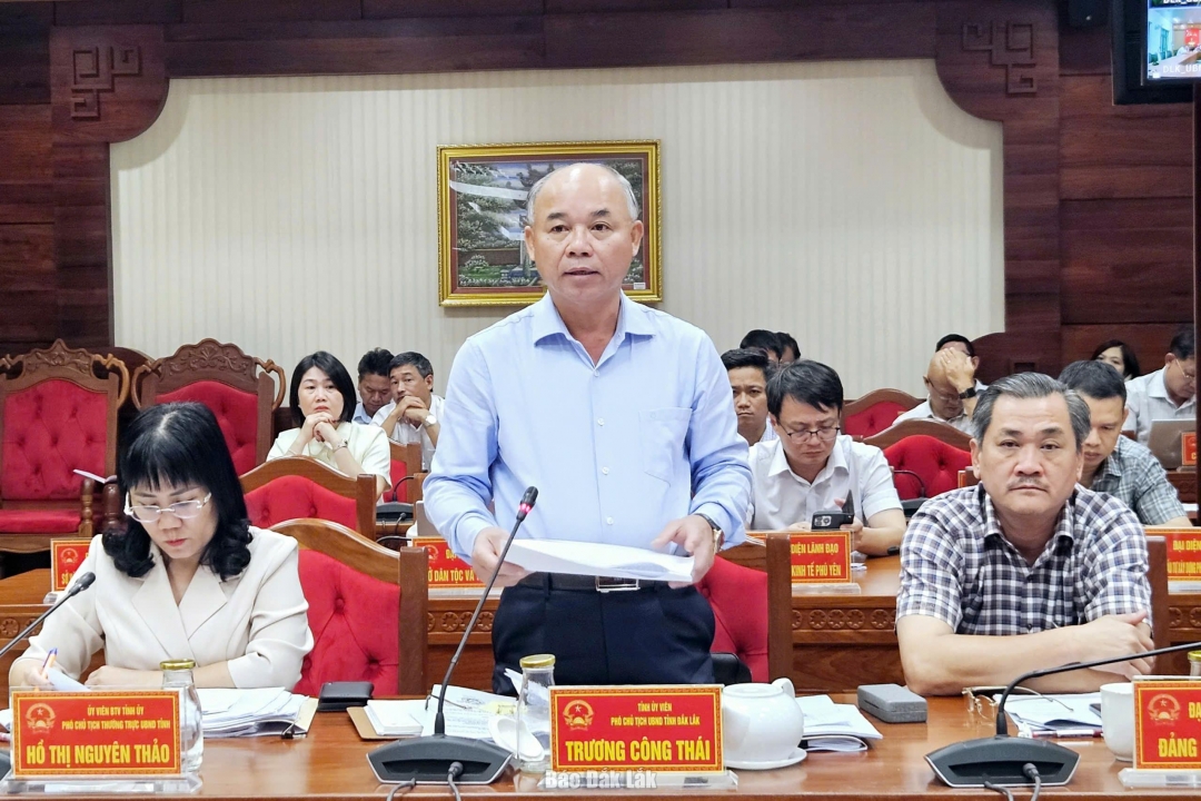 Phó Chủ tịch UBND tỉnh Trương Công Thái thông qua thành viên UBND tỉnh các nội dung thuộc thẩm quyền.