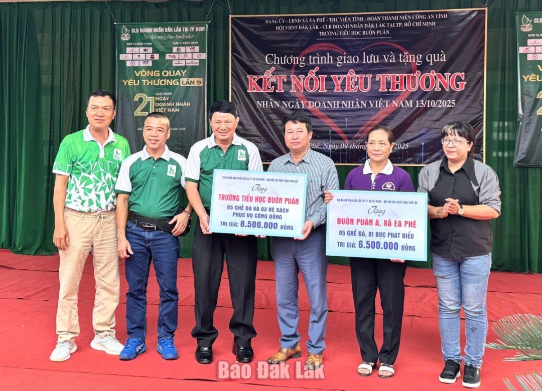 tặng Trường Tiểu học Buôn Puăn 5 chiếc ghế đá, 3 kệ sách