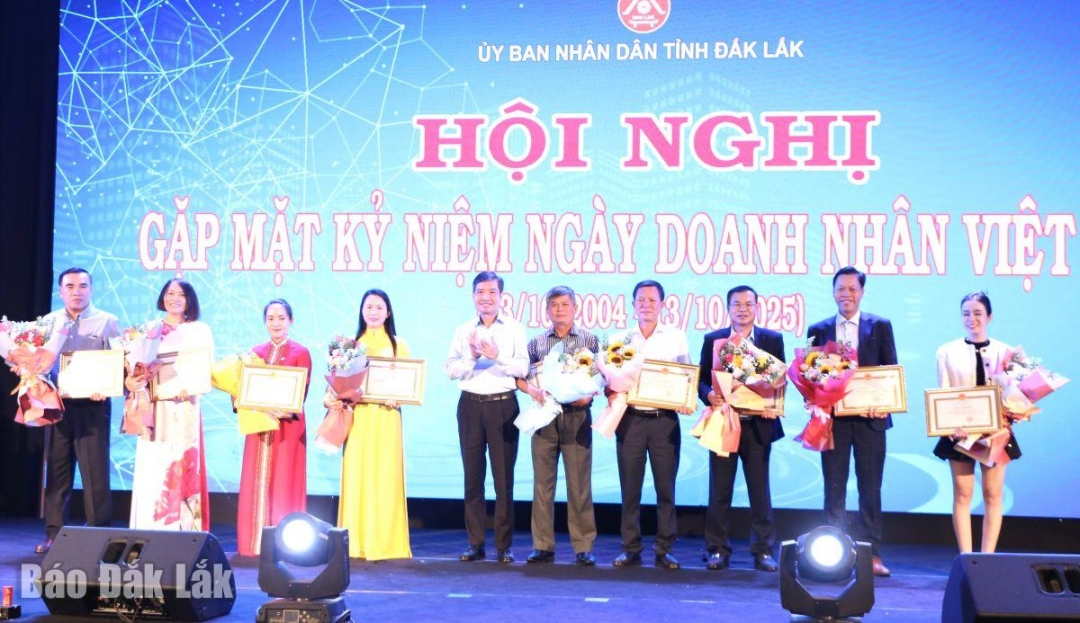Phó Bí thư Tỉnh ủy, Chủ tịch UBND tỉnh Tạ Anh Tuấn tặng Bằng khen cho 18 tập thể và 30 cá nhân có thành tích xuất sắc trong phong trào xây dựng và phát triển cộng đồng DN