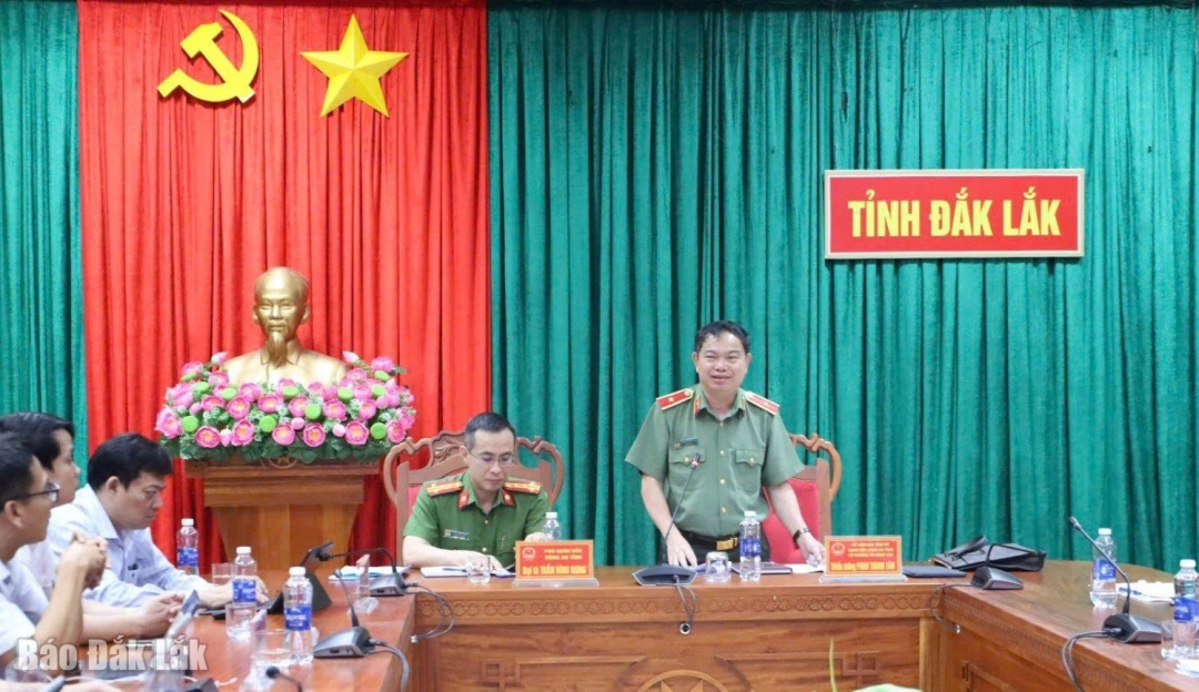 Thiếu tướng Phan Thanh Tám, Ủy viên Ban Thường vụ Tỉnh ủy, Giám đốc Công an tỉnh phát biểu chỉ đạo tại hội nghị.