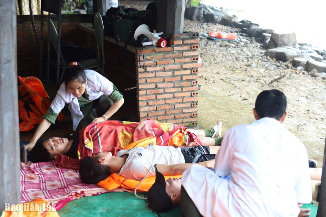 Lực lượng y tế lập lán dã chiến để cứu người.