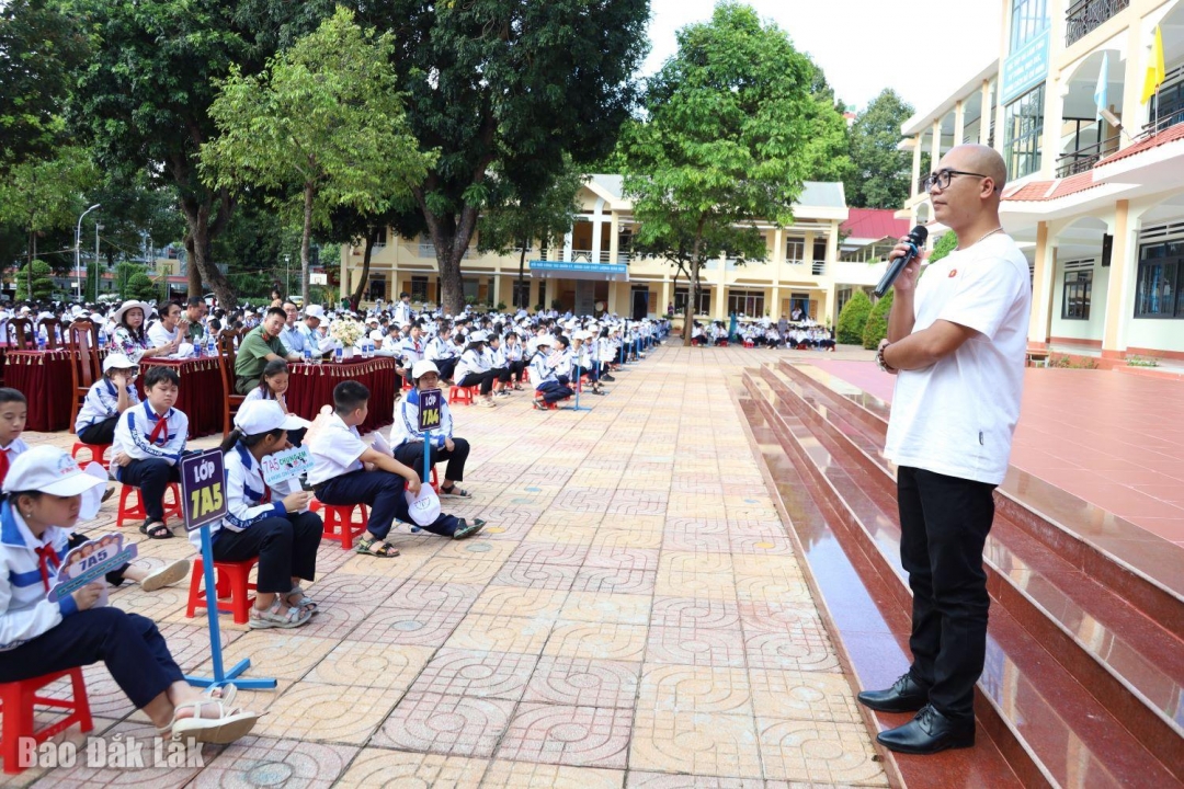 Các em học sinh được chuyên gia chia sẻ cách 
