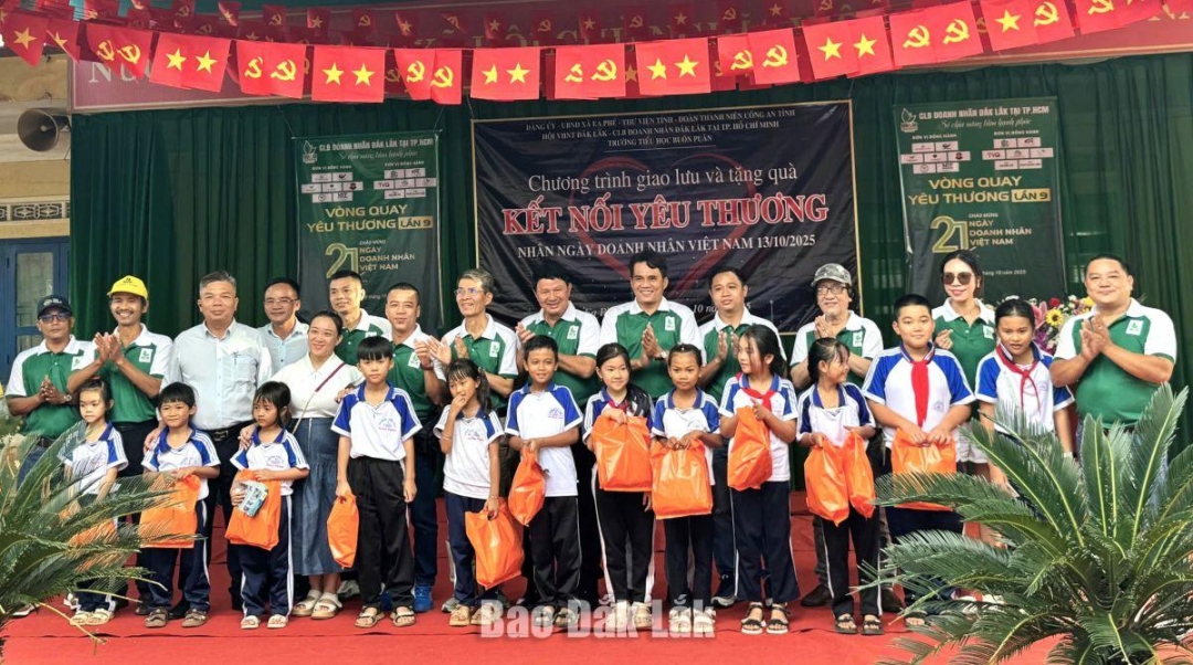 Ban tổ chức trao quà tặng các em học sinh Trường Tiểu học Buôn Puăn.