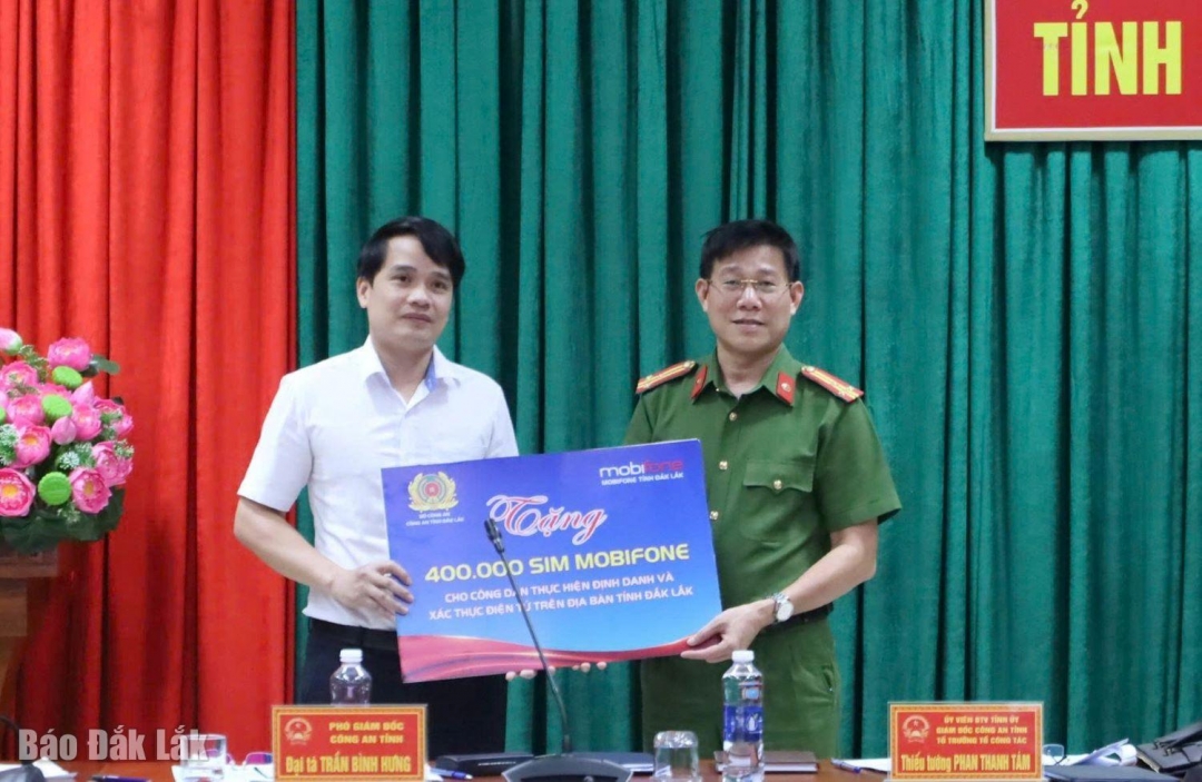 Mobifone tặng thẻ sim.