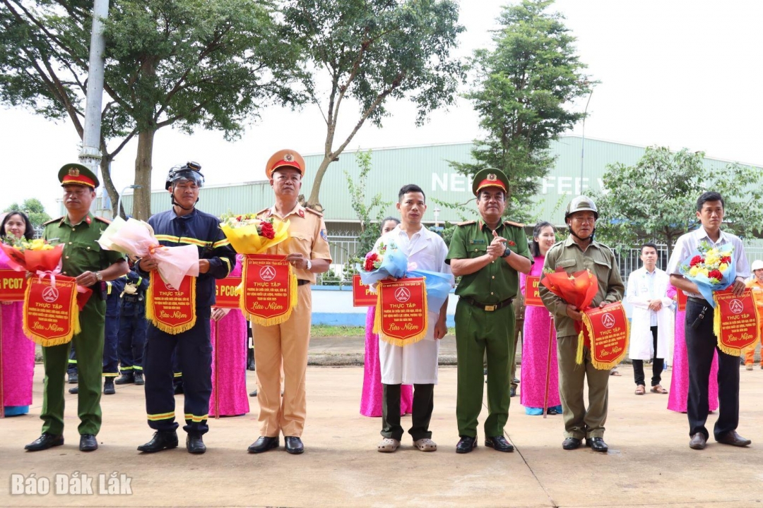 Đại tá Y San Ađrơng, Phó Giám đốc Công an tỉnh tặng hoa chúc mừng lực lượng tham gia thực tập.