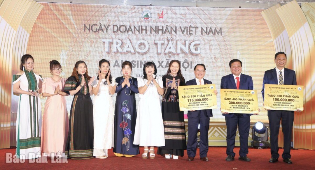 hơn 2.100 phần quà 