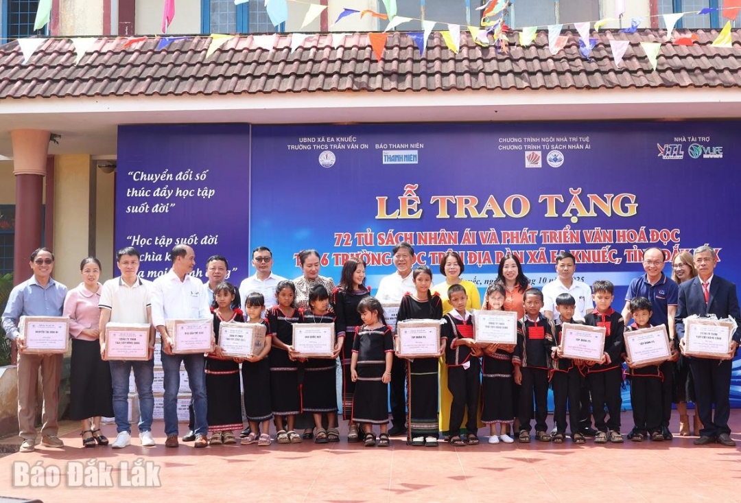 Học sinh và giáo viên các trường nhận tượng trưng Tủ sách nhân ái tại buổi lễ.