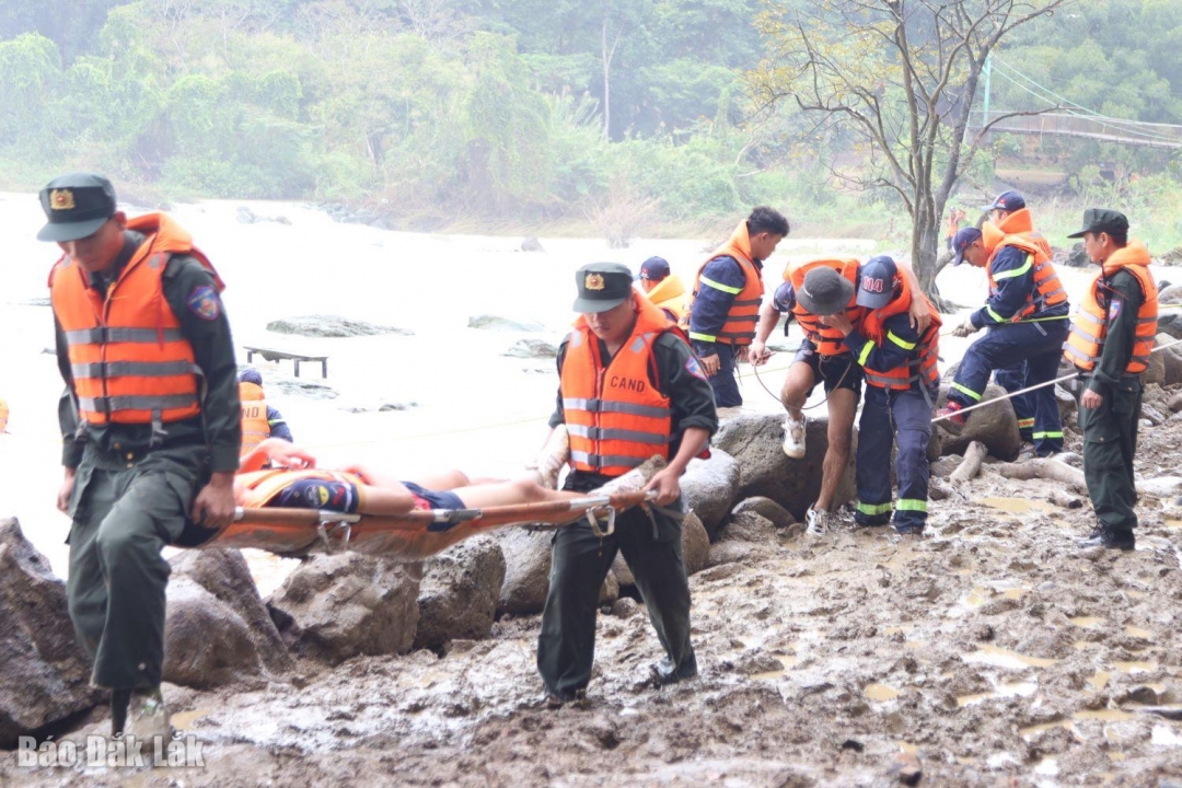 Đưa người bị nạn lên bờ.