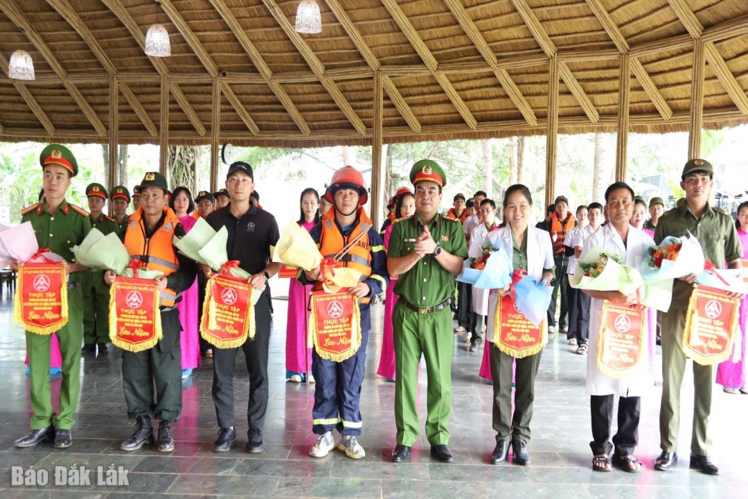 Đại tá Y San Adrơng, Phó Giám đốc Công an tỉnh tặng hoa chúc mừng các lực lượng tham gia thực tập.