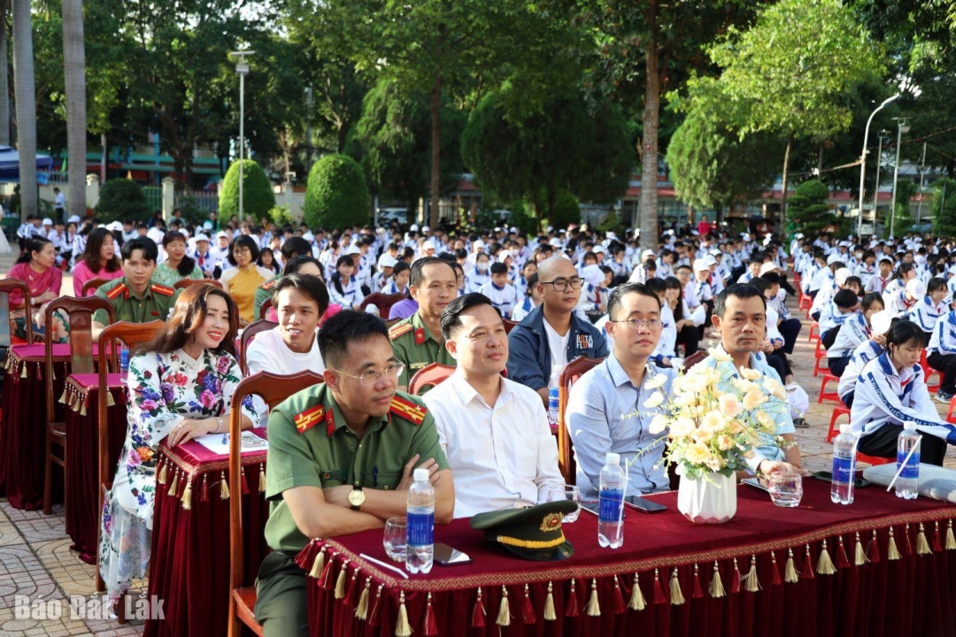 Các đại biểu tham dự chương trình.