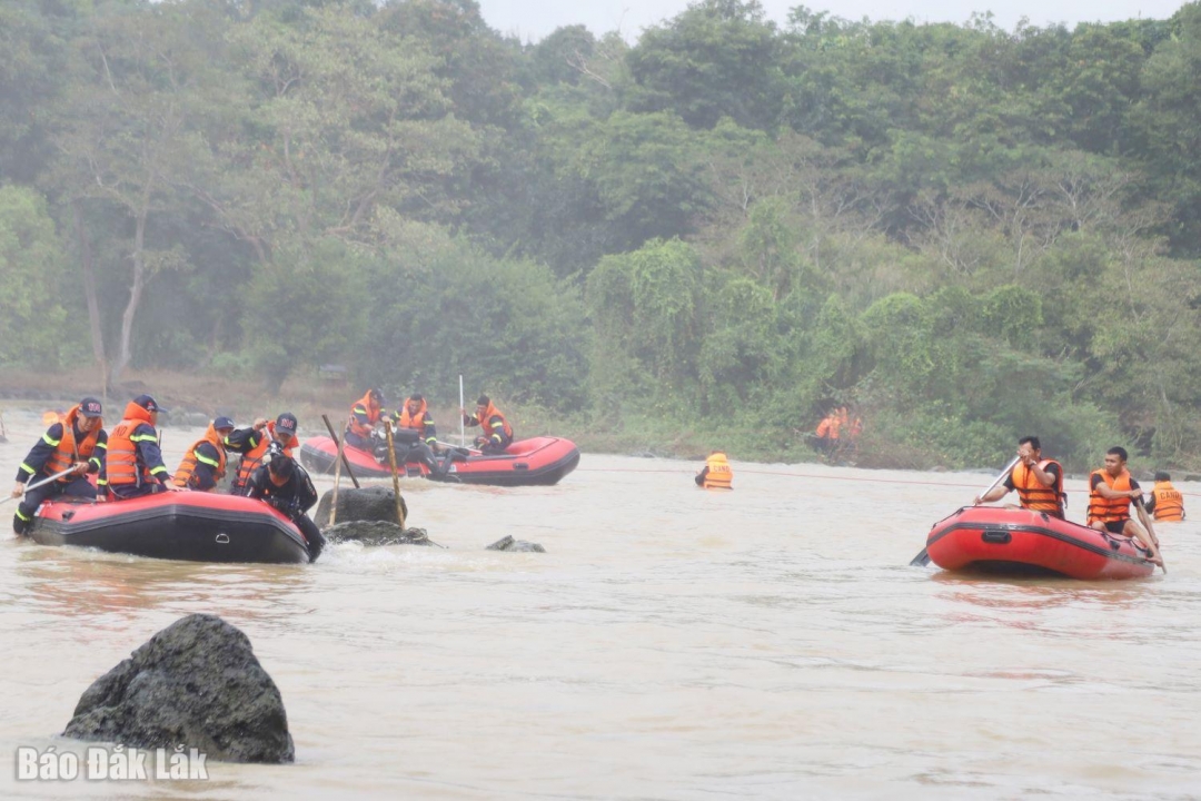 Các lực lượng tham gia thực tập theo tình huống giả định đặt ra.