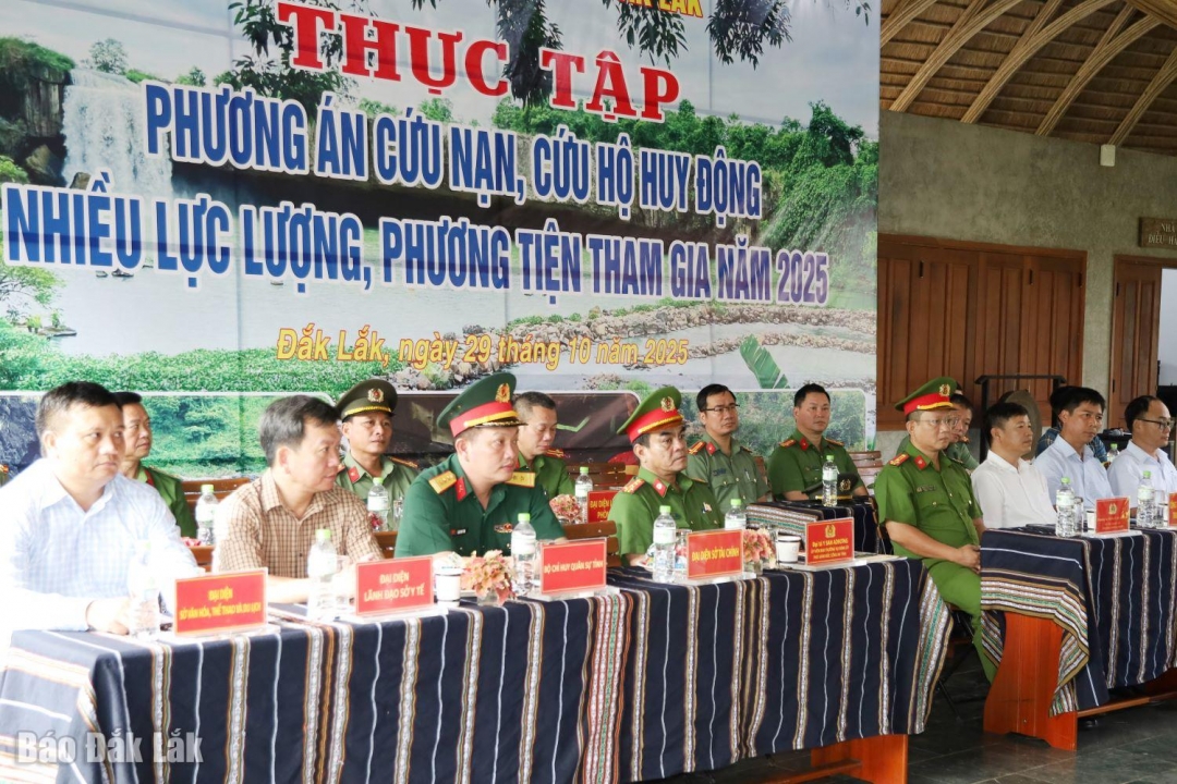 Các đại biểu tham dự buổi thực tập.