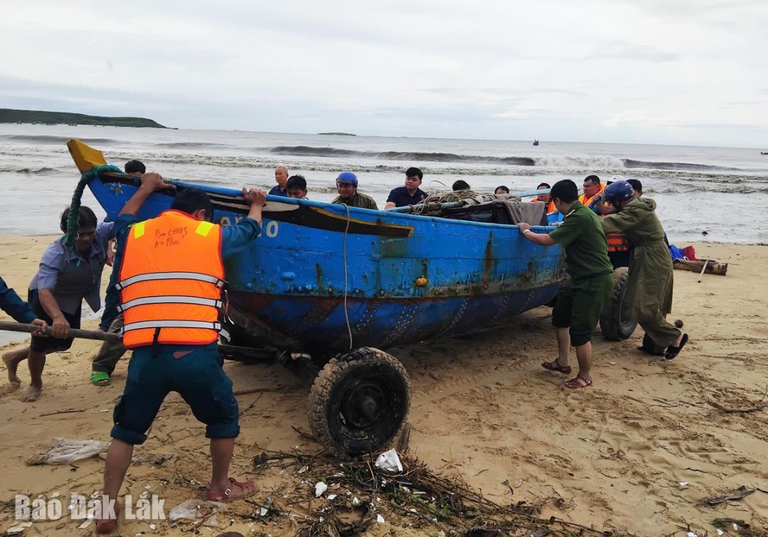Các lực lượng hỗ trợ đưa tàu thuyền của người dân đến nơi an toàn.