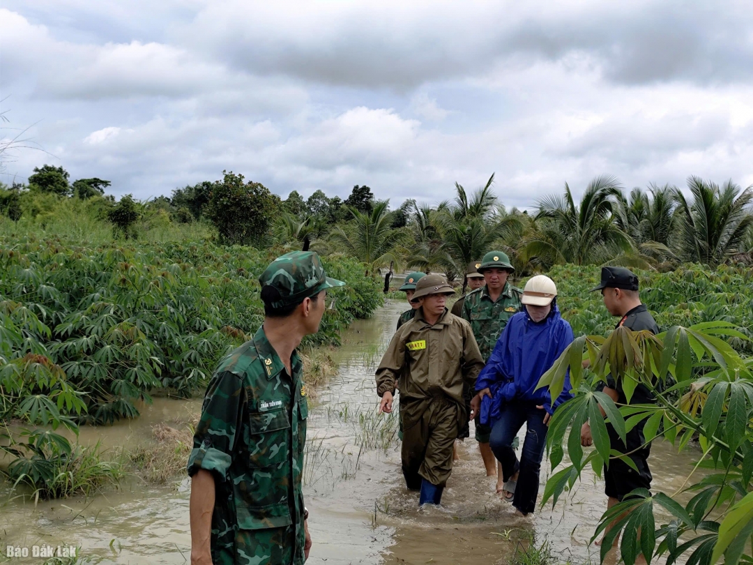 Lực lượng chức năng hỗ trợ người dân di dời đến nơi an toàn tại vùng bị ngập lụt khu vực các xã biên giới phía Tây. Ảnh minh họa