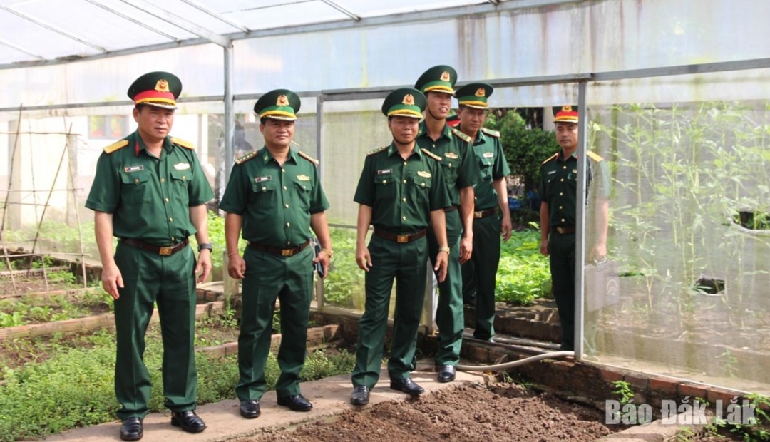 Đoàn công tác tham quan khu tăng gia của Đồn Biên phòng Ea Hleo.