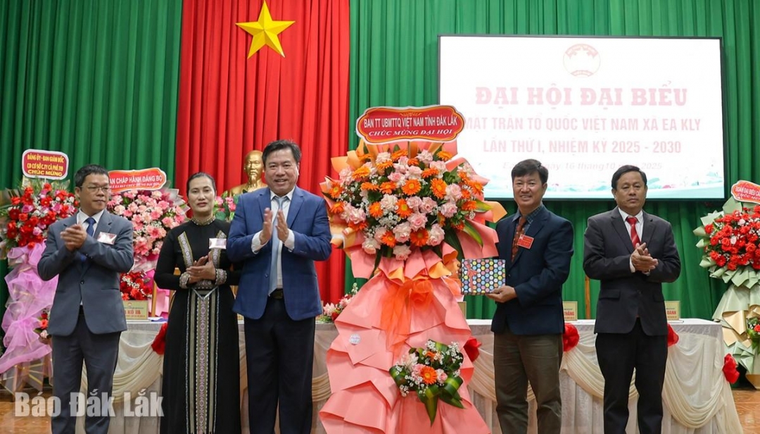 Ủy viên Ban Thường vụ Tỉnh ủy, Phó Chủ tịch Thường trực Ủy ban MTTQ Việt Nam tỉnh Trần Hữu Thế tặng hoa và quà chúc mừng đại hội.