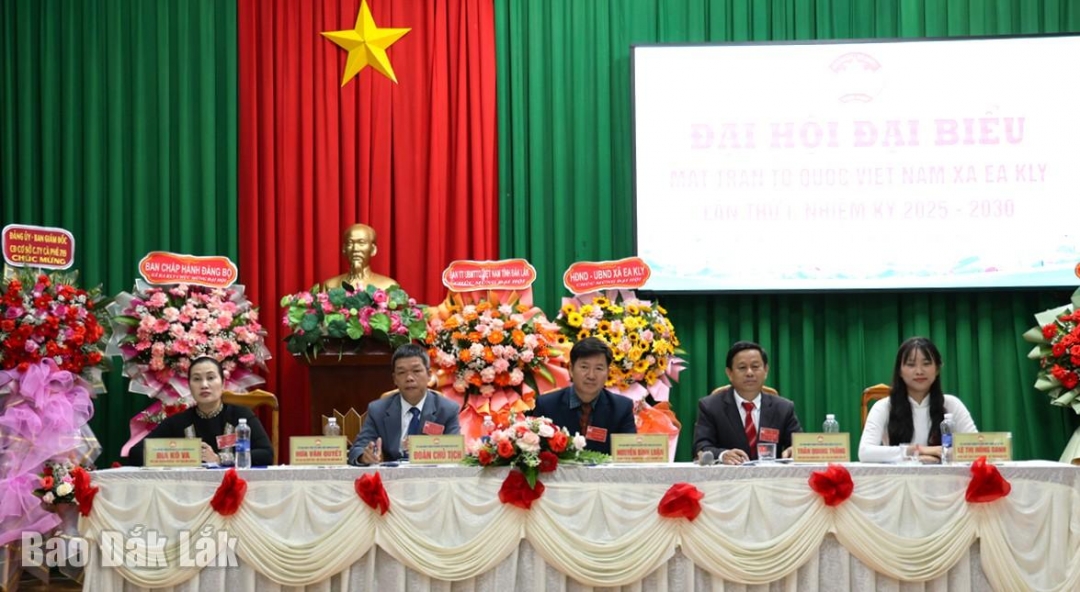 Đoàn chủ tịch điều hành đại hội.