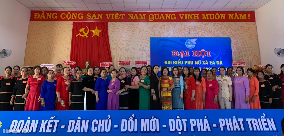 BCH Hội LHPN xã Ea Na ra mắt tại đại hội