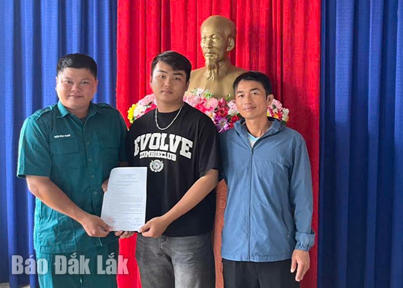 Chỉ huy Trưởng Ban chỉ huy Quân sự xã Ea Kly Trần Hồng Trang tiếp nhận đơn tình nguyện nhập ngũ của thanh niên và người thân.