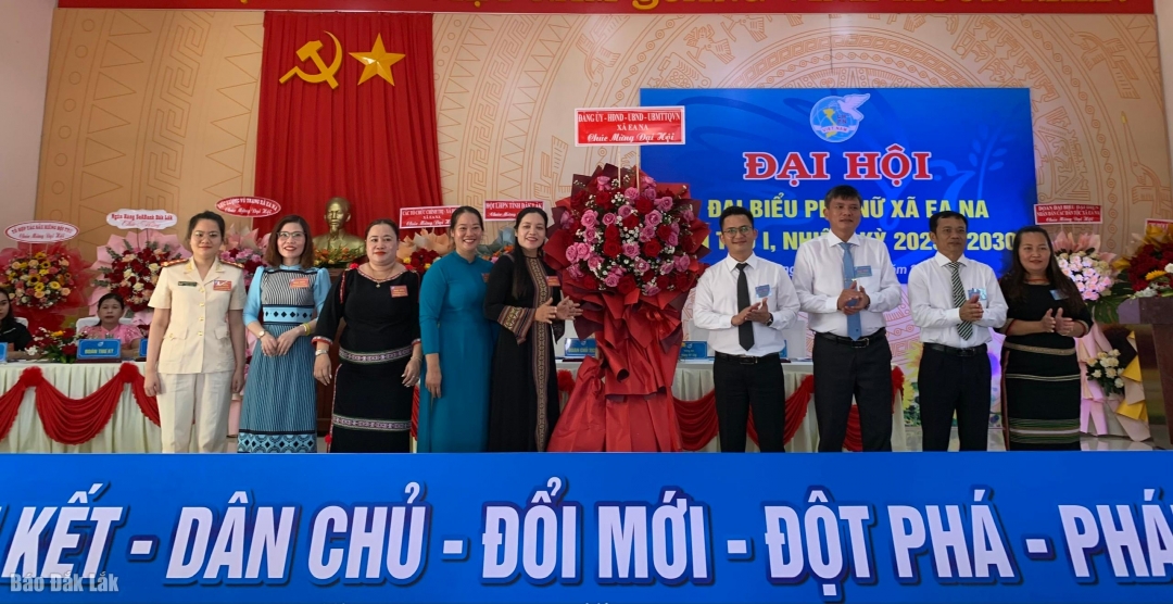 Bí thư Đảng ủy xã Đinh Thanh Tuấn tặng hoa chúc mừng đại hội
