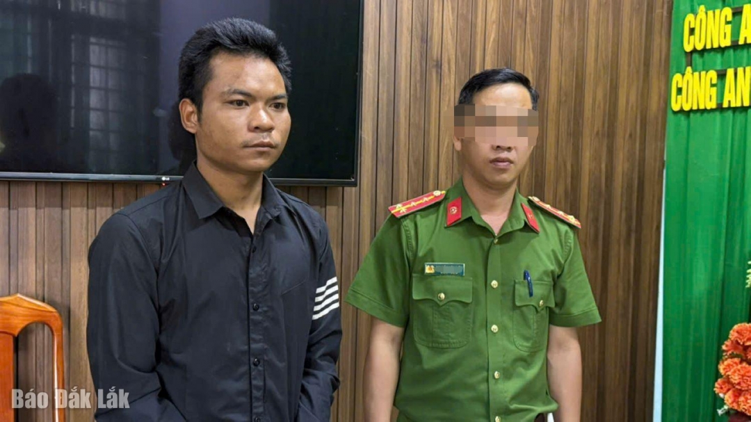 Đối tượng Y Sin Bkroong tại cơ quan công an.