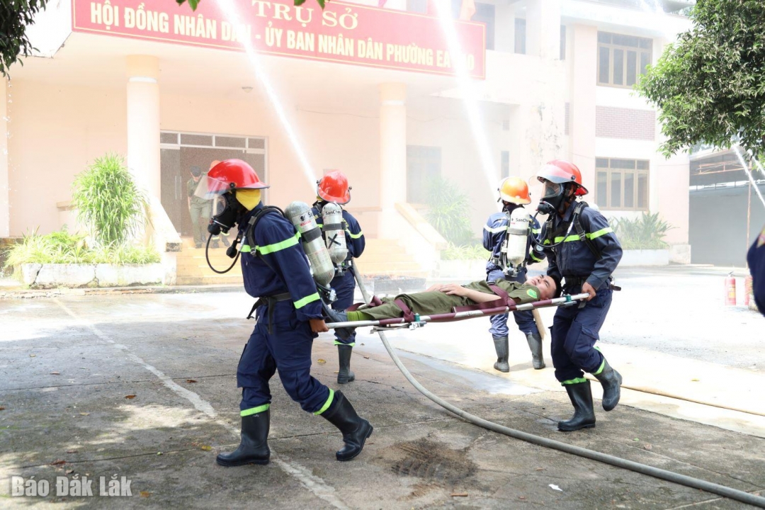 và cứu nạn người mắc kẹt trong trụ sở ra ngoài.