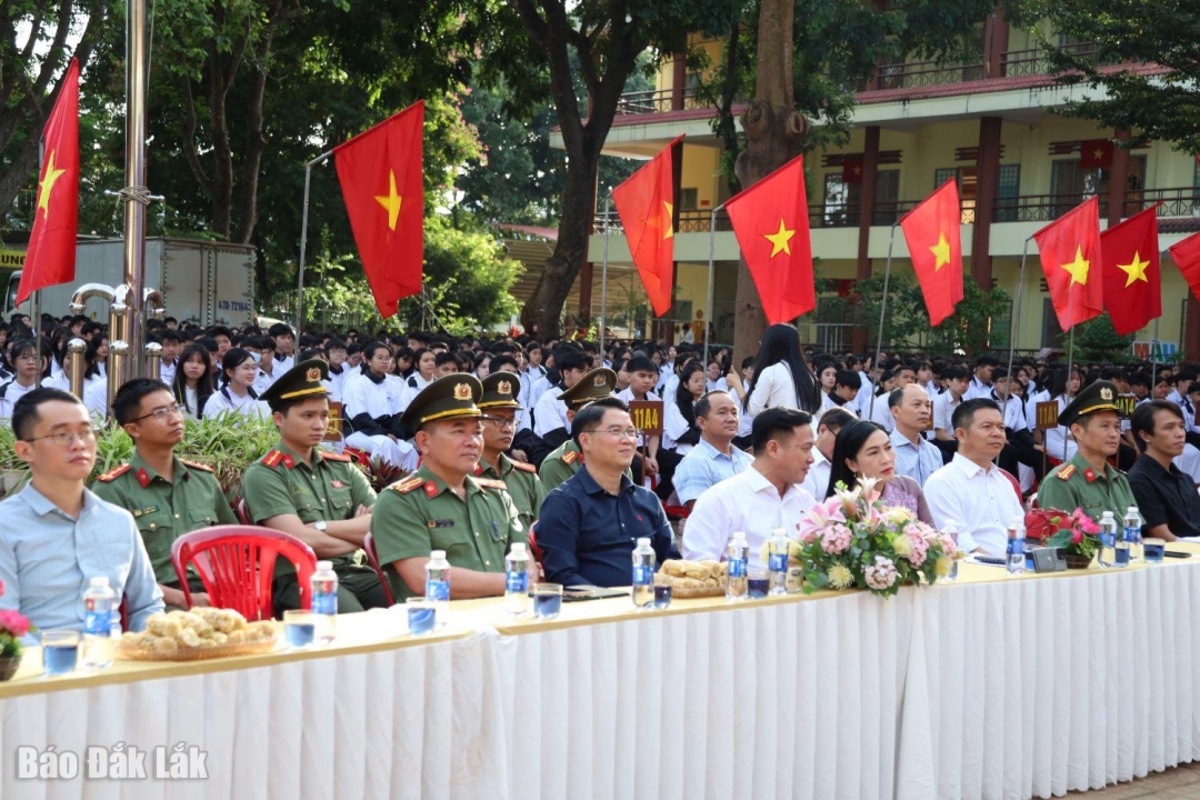 các đại biểu tham dự chương trình.