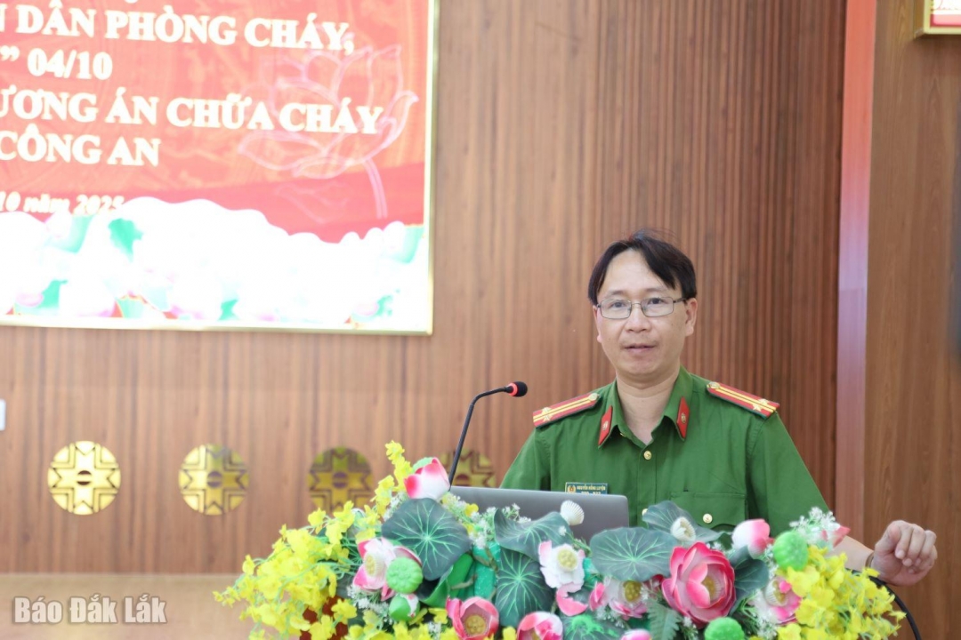 Trung tá Nguyễn Hồng Luyện, Phó Đội trưởng Đội Chữa cháy và CNCH khu vực số 1 phổ biến pháp luật về PCCC.