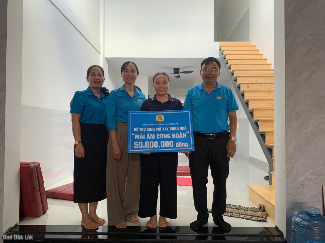 Trao kinh phí hỗ trợ xây dựng nhà cho đoàn viên Nguyễn Thị Ánh Nguyệt