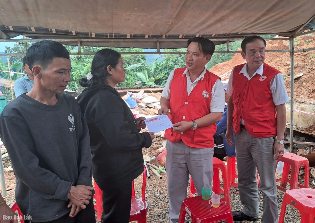 Hội Chữ thập đỏ tỉnh hỗ trợ tiền cho gia đình có 2 cha con tử vong ở xã Yang Mao