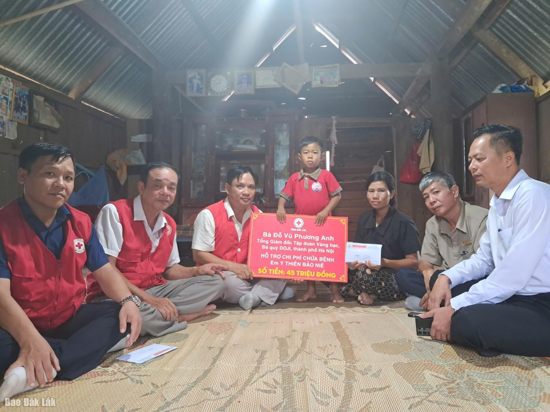 Đoàn công tác Hội Chữ thập đỏ tỉnh trao tiền hỗ trợ em Y Thiên Bảo Niê