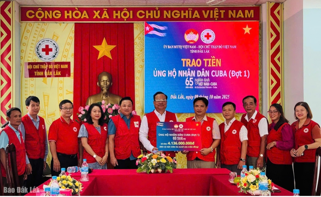 Lãnh đạo Hội chữ thập đỏ tỉnh trao bảng tượng trưng số tiền ủng hộ nhân dân Cuba cho lãnh đạo Trung ương Hội chữ thập đỏ Việt Nam.