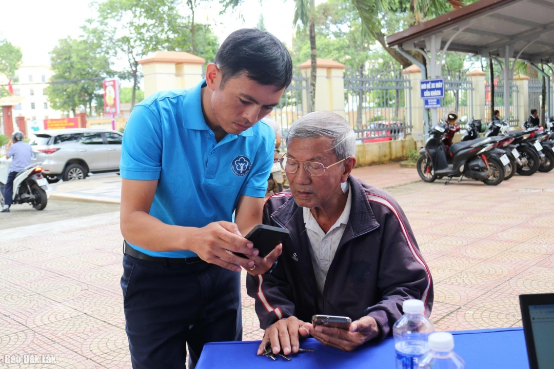 Cán bộ Bảo hiểm xã hội tỉnh hướng dẫn người tham gia thực hiện các thủ tục hành chính trên điện thoại