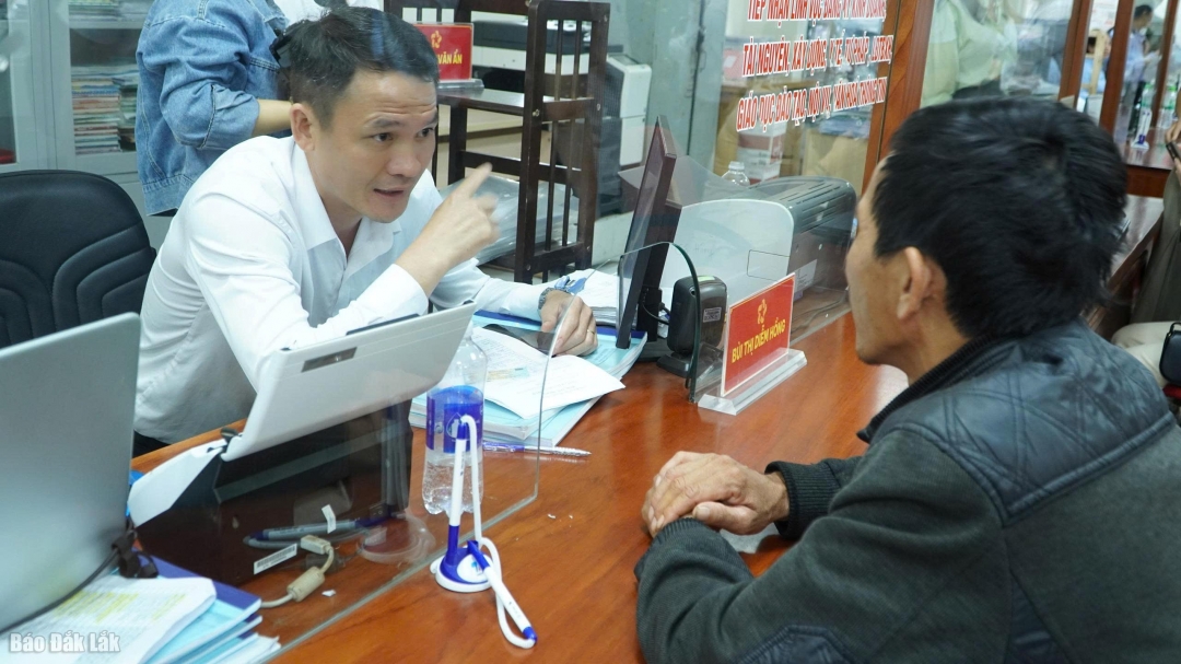Cán bộ Trung tâm hành chính công phường Buôn Hồ hỗ trợ người dân thực hiện các thru tục hành chính