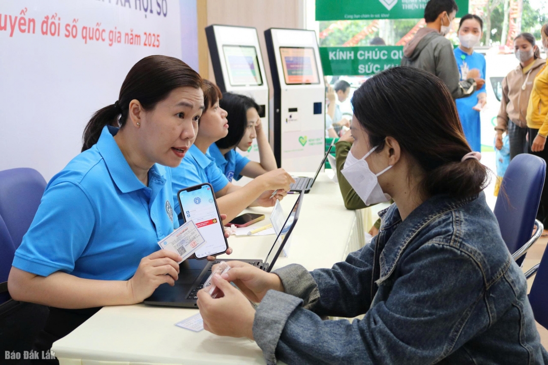 Cán bộ Bảo hiểm xã hội tỉnh hướng dẫn người dân cài đặt, sử dụng ứng dụng VssiD