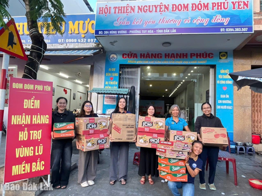 Người dân mang hàng hóa đến điểm tập kết ở khu vực Đông Đắk Lắk. Ảnh: K.Chi 